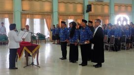 Wakil Bupati Gunung Mas Efrensia LP Umbing sedang mengukuhkan ratusan PPPK Guru di GPU Damang Batu, Rabu (27/3/2024) sore.