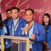 Ketua DPC Partai Demokrat Gunung Mas Untung Jaya Bangas bersama tim partainya sedang diwawancarai media. 