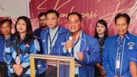 Ketua DPC Partai Demokrat Gunung Mas Untung Jaya Bangas bersama tim partainya sedang diwawancarai media. 