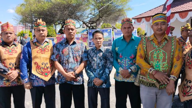 
					Anggota DPRD Gunung Mas Espriadi bersama temannya