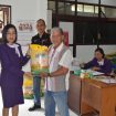 PENYERAHAN : Yang Mewakili Pemimpin Cabang (Pincab) Bank Kalteng Kurun Nanie sedang menyerahkan paket sembako untuk warga yang sedang menebus paket di UPK Sangkurun, Selasa (02/04/2024).