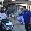 Ketua DPD KNPI Gunung Mas Dedidamayanto bersama Sekretarisnya Toni Andika dan pengurus sedang membagikan takjil ke masyarakat pelintas di Jalan Sangkurun, Jumat (5/4/2024).