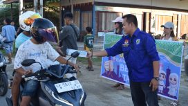 Ketua DPD KNPI Gunung Mas Dedidamayanto bersama Sekretarisnya Toni Andika dan pengurus sedang membagikan takjil ke masyarakat pelintas di Jalan Sangkurun, Jumat (5/4/2024).