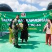 Dandim 1019/Ktg Letkol Inf. Anggun Wuriyanto. Secara simbolis menyerahkan Paket Bazar Murah Ramadhan bagi Masyarakat