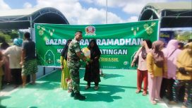 Dandim 1019/Ktg Letkol Inf. Anggun Wuriyanto. Secara simbolis menyerahkan Paket Bazar Murah Ramadhan bagi Masyarakat