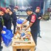 Petugas Lapas Kls IIA Kasongan saat memperlihatkan barang-barang milik Napi hasil Razia Gabungan