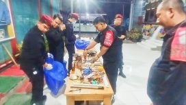 Petugas Lapas Kls IIA Kasongan saat memperlihatkan barang-barang milik Napi hasil Razia Gabungan