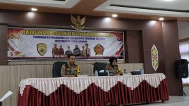Kapolres Katingan AKBP I Gede Putu Widyana, didampingi Wakapolres Katingan Kompol Uni Subiyanti, saat pembukaan Rikmin Awal Penerimaan Anggota Polri, di aula Bhayangkara Polres Katingan. 