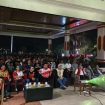 FOTO : Pj Bupati Katingan Saiful, saat nonton bareng di di halaman Lobby depan Kantor Bupati Katingan.