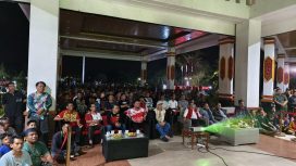 FOTO : Pj Bupati Katingan Saiful, saat nonton bareng di di halaman Lobby depan Kantor Bupati Katingan.