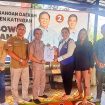 Winda Natalia saat mengembalikan Formulir Pendaftaran Bakal Calon Bupati Katingan kepada Budi Hermanto Ketua Partai Gerindra Kabupaten Katingan