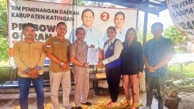 Winda Natalia saat mengembalikan Formulir Pendaftaran Bakal Calon Bupati Katingan kepada Budi Hermanto Ketua Partai Gerindra Kabupaten Katingan