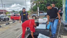 Anggota Polisi sedang melakusanakan pengecekan di SPBU Kurun, Selasa 2 April 2024.