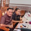 RAPAT : Anggota DPRD Gunung Mas  Polie L Mihing dan Untung sedang mengikuti rapat paripurna di gedung dewan setempat, belum lama ini.