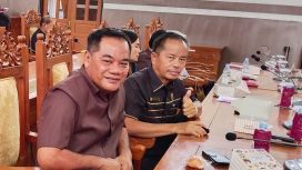 RAPAT : Anggota DPRD Gunung Mas  Polie L Mihing dan Untung sedang mengikuti rapat paripurna di gedung dewan setempat, belum lama ini.