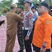 PEMASANGAN : Bupati Gunung Mas Jaya S Monong sedang memasang pin tanda operasi ketupat dimulai di depan halaman kantor Polres Setempat, Rabu (3/4/2024).