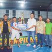 MENYERAHKAN : Kapolres Gunung Mas AKBP Theodorus P Santosa bersama Ketua Harian KONI Hendra Toendan dan panitia kegiatan futsal sedang menyerahkan trophy kemenangan, Selasa (2/4/2024) malam.