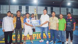 MENYERAHKAN : Kapolres Gunung Mas AKBP Theodorus P Santosa bersama Ketua Harian KONI Hendra Toendan dan panitia kegiatan futsal sedang menyerahkan trophy kemenangan, Selasa (2/4/2024) malam.