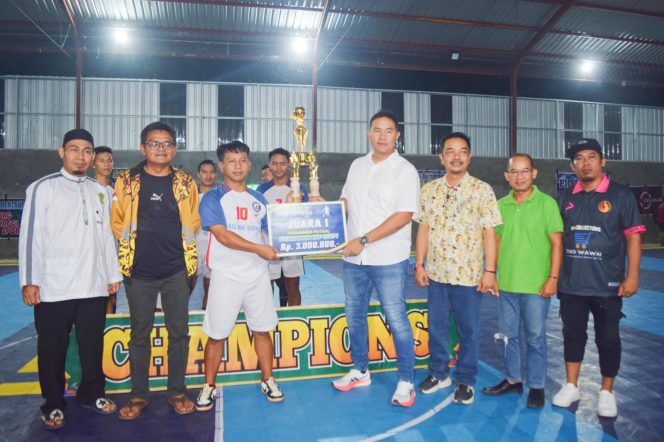 
					MENYERAHKAN : Kapolres Gunung Mas AKBP Theodorus P Santosa bersama Ketua Harian KONI Hendra Toendan dan panitia kegiatan futsal sedang menyerahkan trophy kemenangan, Selasa (2/4/2024) malam.