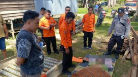 TERBUJUR KAKU : Terlihat korban sudah terbujur kaku usai mengalami insiden tenggelam di daerah Desa Teluk Nyatu, Rabu (3/4/2024).