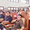 Anggota DPRD Gumas Espriadi ( satu kanan) bersama koleganya saat mengikuti rapat paripurna di gedung dewan setempat