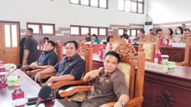 Anggota DPRD Gumas Espriadi ( satu kanan) bersama koleganya saat mengikuti rapat paripurna di gedung dewan setempat