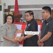 Wakil Bupati Gunung Mas Efrensia LP Umbing, sedang menyerahkan LKPJ ke Ketua DPRD Akerman, Wakilnya Binartha dan Neni di Gedung dewan setempat, Selasa (16/4/2024).