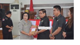 Wakil Bupati Gunung Mas Efrensia LP Umbing, sedang menyerahkan LKPJ ke Ketua DPRD Akerman, Wakilnya Binartha dan Neni di Gedung dewan setempat, Selasa (16/4/2024).