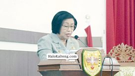 Wakil Bupati Gunung Mas Efrensia LP Umbing sedang menyampaikan LKPJ di ruang rapat paripurna kantor dewan setempat, Selasa (16/4/2024).