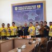 Kepala DPU Gunung Mas Baryen bersama kabidnya dan awak media di aula Perkim di DPU setempat, Kamis (18/4/2024).