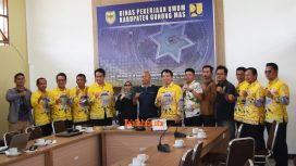 Kepala DPU Gunung Mas Baryen bersama kabidnya dan awak media di aula Perkim di DPU setempat, Kamis (18/4/2024).