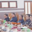  Anggota DPRD Gunung Mas Polie L Mihing (tengah) bersama koleganya tengah serius ikuti rapat paripurna dewan, Selasa (16/4/2024). 
