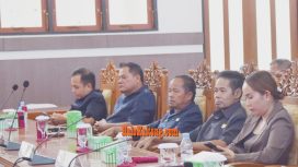  Anggota DPRD Gunung Mas Polie L Mihing (tengah) bersama koleganya tengah serius ikuti rapat paripurna dewan, Selasa (16/4/2024). 