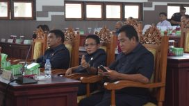 Anggota DPRD Gunung Mas Espriadi, H Rahmansyah, dan Carles. 