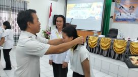 Kepala DPU Gunung Mas Baryen saat menyematkan kartu tanda perserta di aula Bapperida, Rabu (24/4/2024).