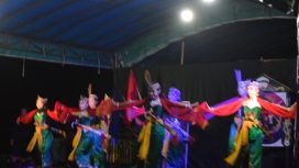 Salah satu tarian adat yang diselengarakan oleh sanggar Tari Dandang Tingang di taman Kota Kurun, Sabtu (27/04/2024) malam.