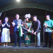 Bupati Gunung Mas Jaya S Monong tengah menabuh gendang didampingi Istrinya Mimie Mariatie, Sekda Richard, Ketua KNPI Dedidamayanto, perwakilan dari dinas, dan ketua panitia di taman kota Kurun, Sabtu (27/04/2024) malam. 