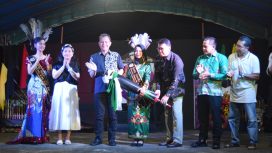 Bupati Gunung Mas Jaya S Monong tengah menabuh gendang didampingi Istrinya Mimie Mariatie, Sekda Richard, Ketua KNPI Dedidamayanto, perwakilan dari dinas, dan ketua panitia di taman kota Kurun, Sabtu (27/04/2024) malam. 