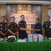 Kajari Gunung Mas Sahroni serahkan ke Kepala Cabang Pembantu (KCP) BRI Kuala Kurun, Agoes Soegiarso, didampingi Kasipidsus Andi (dua kiri), Kasiintel Teguh Iskandar (paling kanan) dan Kasi Datun Samiadjie Noer (paling kiri) , di Aula Kejari, Jumat (26/04)