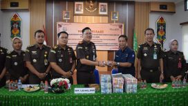 Kajari Gunung Mas Sahroni serahkan ke Kepala Cabang Pembantu (KCP) BRI Kuala Kurun, Agoes Soegiarso, didampingi Kasipidsus Andi (dua kiri), Kasiintel Teguh Iskandar (paling kanan) dan Kasi Datun Samiadjie Noer (paling kiri) , di Aula Kejari, Jumat (26/04)