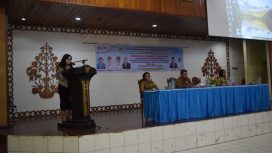  Bunda PAUD Gunung Mas Mimie Mariatie Jaya S Monong sedang membuka kegiatan, didampingi Kepala Disdikpora Aprianto dan didampingi narasumber dan pengawas sekolah, di GPU Tampung Penyang, Senin (29/04/2024).