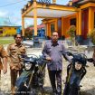 Anggota DPRD Gunung Mas Mambang Singam sedang menyerahkan dua buah unit motor untuk staf Sarpras Disdikpora setempat, Senin (29/04/2024).
