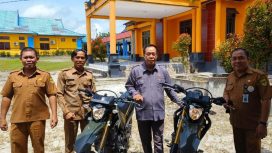 Anggota DPRD Gunung Mas Mambang Singam sedang menyerahkan dua buah unit motor untuk staf Sarpras Disdikpora setempat, Senin (29/04/2024).