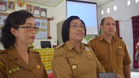 Wakil Bupati Gunung Mas Efrensia LP Umbing didampingi Kepala Bapperida Yantrio Aulia, Kepala DP2KBP3A dr Rina Sari, saat dibincangi awak media di aula Kecamatan Kurun, Senin (29/04/2024).