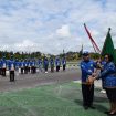 Wakil Bupati Gunung Mas Efrensia LP Umbing sedang menyerahkan bendera ke Ketua Panitia Hansli Gonak dan melepaskan kontingen FBIM di depan kantor bupati setempat, Jumat (17/5/2024).