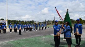 Wakil Bupati Gunung Mas Efrensia LP Umbing sedang menyerahkan bendera ke Ketua Panitia Hansli Gonak dan melepaskan kontingen FBIM di depan kantor bupati setempat, Jumat (17/5/2024).