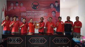 Sekretari DPC PDI Perjuangan Gunung Mas Nomi Aprilia sedang menerima berkas bacalon dari H Gumer dan Edison di kantor sekretariat DPC PDIP setempat, Senin (20/05/2024).