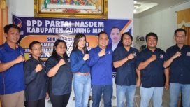KONFERENSI  PERS: Ketua DPC Partai Nasdem Kabupaten Gumas Evandi (tengah), didampingi jajaran pengurus Partai Nasdem Gumas, dalam konferensi pers di kantor skeretariat DPD setempat, Selasa (0705/2024).