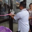 Asisten III Setda Gunung Mas Letus Guntur didampingi Pimpina Klinik Hanfris Handy berserta istri sedang mengunting pita tanda mulai beroperasinya klinik tersebut. Rabu (22/05/2024).