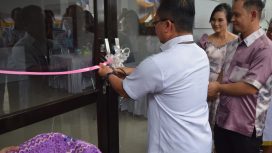 Asisten III Setda Gunung Mas Letus Guntur didampingi Pimpina Klinik Hanfris Handy berserta istri sedang mengunting pita tanda mulai beroperasinya klinik tersebut. Rabu (22/05/2024).